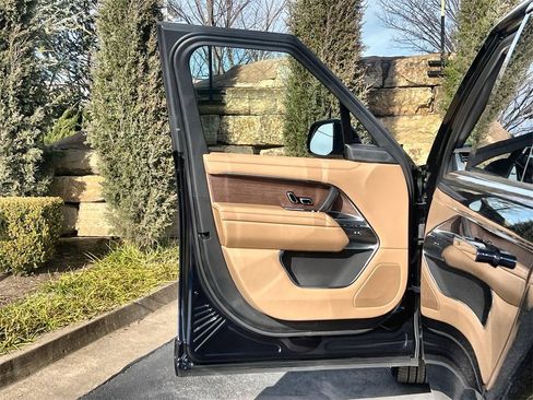 New 2026 Land Rover Range Rover SE image 17