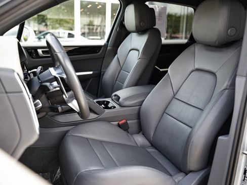 Used 2022 Porsche Cayenne Platinum Edition image 5