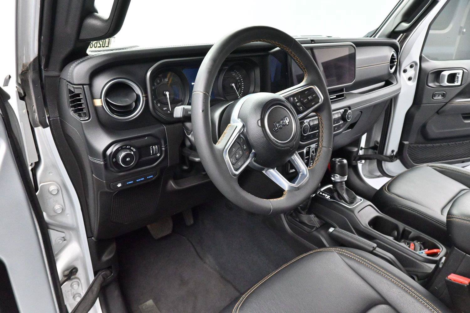 Used 2024 Jeep Wrangler Unlimited Sahara w/ Technology Group AWD/4WD image 15