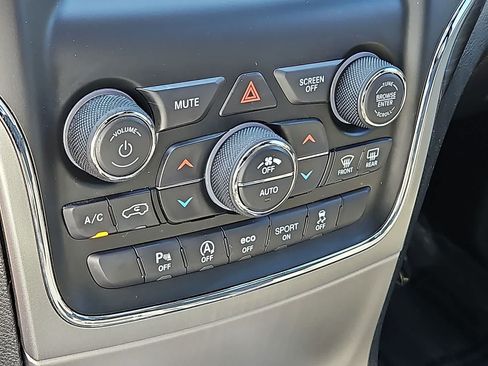 Used 2020 Jeep Grand Cherokee Laredo AWD/4WD image 24