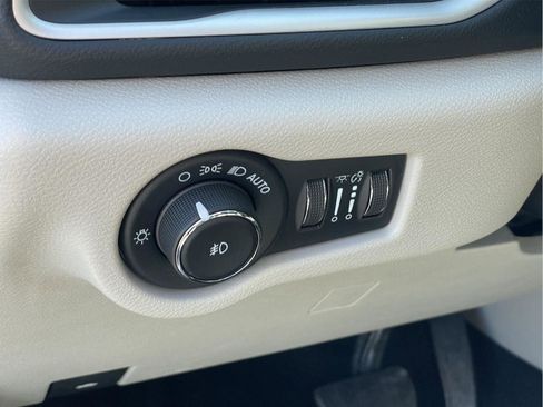 Used 2023 Chrysler Pacifica Touring-L image 26