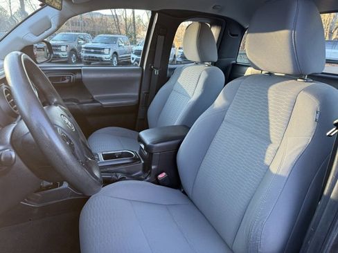 Used 2017 Toyota Tacoma SR image 9