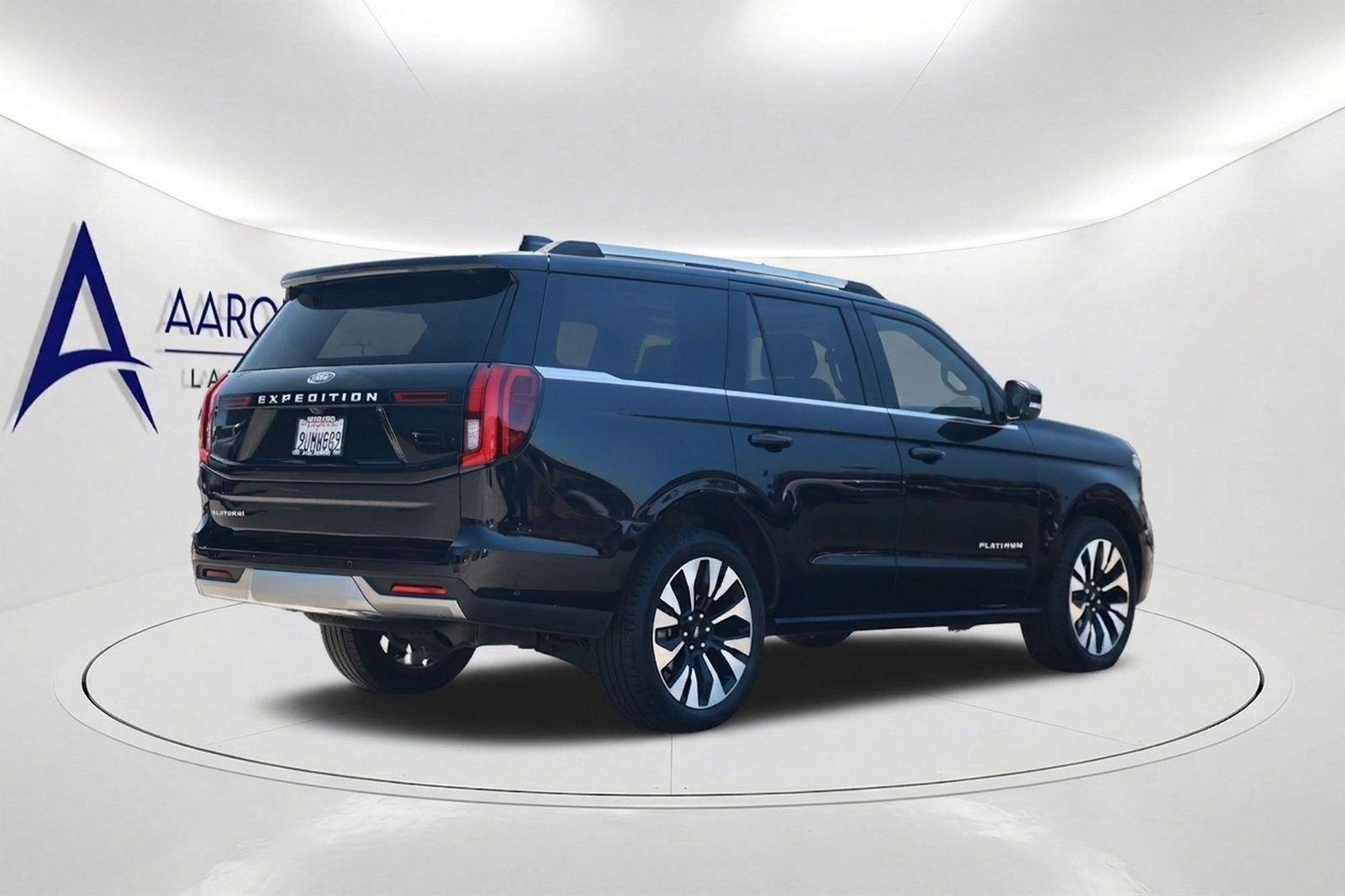 Used 2025 Ford Expedition Platinum w/ Driver's Package AWD/4WD image 4