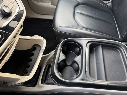 Used 2020 Chrysler Voyager Lxi image 27