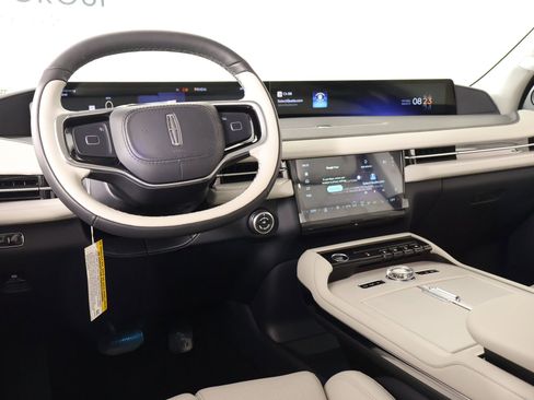 New 2026 Lincoln Navigator Premiere AWD/4WD image 2