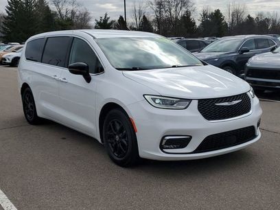 Used 2024 Chrysler Pacifica Touring-L