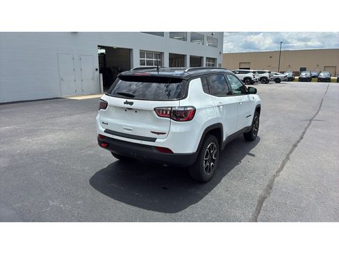 Used 2025 Jeep Compass Trailhawk AWD/4WD image 6