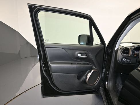 Used 2023 Jeep Renegade Latitude AWD/4WD image 10