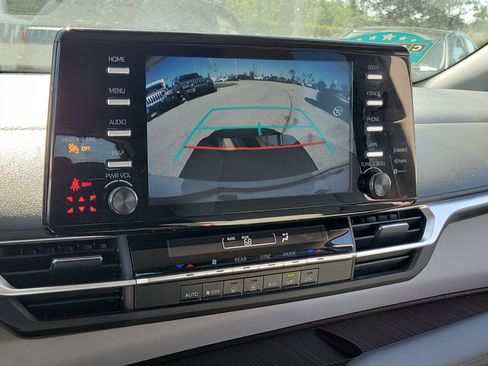 Used 2024 Toyota Sienna LE image 27