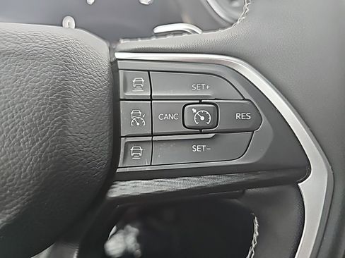 Certified 2025 Jeep Grand Cherokee Altitude image 33