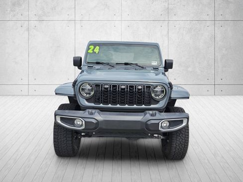 Used 2024 Jeep Gladiator Sport AWD/4WD image 2