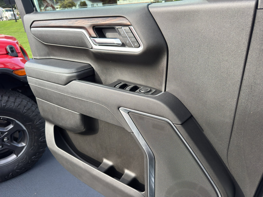 Used 2025 GMC Sierra 1500 SLT AWD/4WD image 21