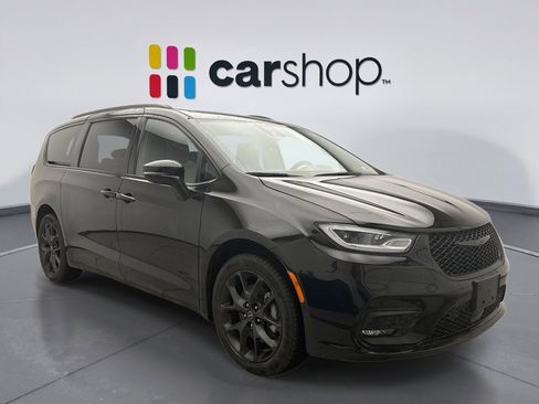 Used 2025 Chrysler Pacifica Limited image 5