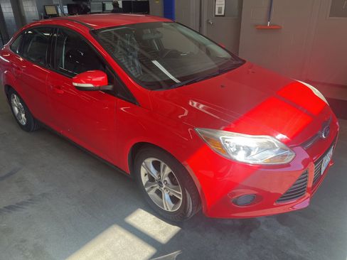 Used 2014 Ford Focus SE w/ SE Winter Package image 3
