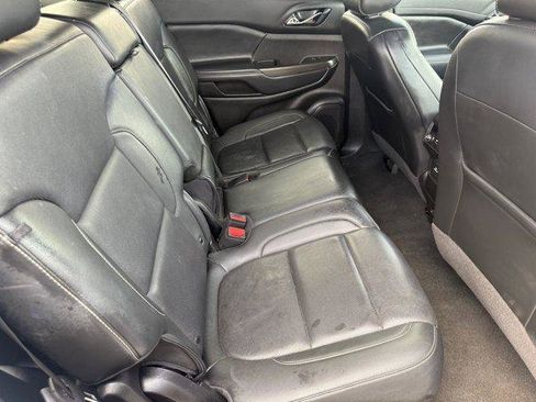 Used 2023 GMC Acadia SLT image 28