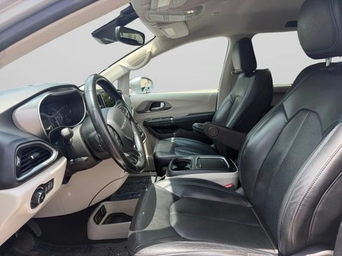 Used 2021 Chrysler Pacifica Touring-L FWD image 15