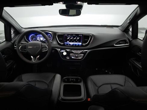 Used 2025 Chrysler Pacifica Select FWD image 2