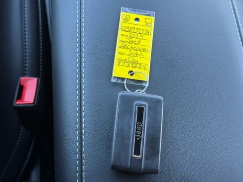 New 2025 Jeep Grand Cherokee L Laredo image 25