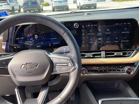 Used 2025 Chevrolet Equinox ACTIV w/ Safety and Technology Package FWD image 4