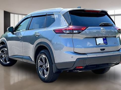 Used 2024 Nissan Rogue SV w/ SV Premium Package FWD image 4
