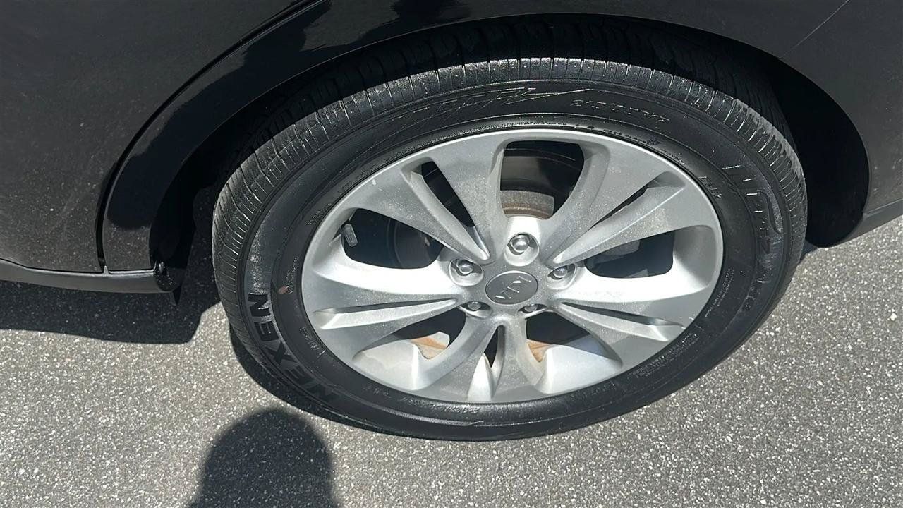 Used 2016 Kia Soul + FWD image 16