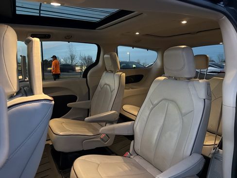 Used 2017 Chrysler Pacifica Limited w/ UConnect Theater Package image 13