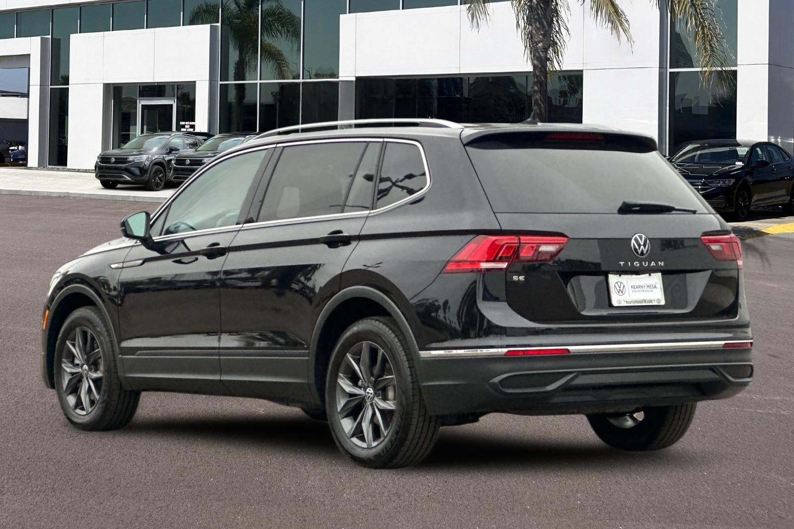 Used 2023 Volkswagen Tiguan SE w/ Panoramic Sunroof Package FWD image 5