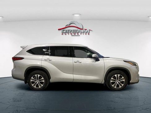 Used 2022 Toyota Highlander XLE AWD/4WD image 23
