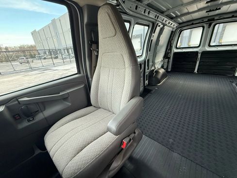 Used 2017 Chevrolet Express 3500 image 18