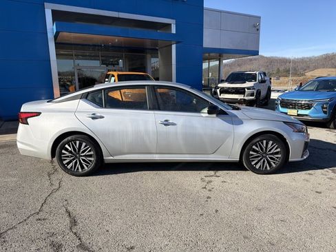 Used 2025 Nissan Altima 2.5 SV image 3
