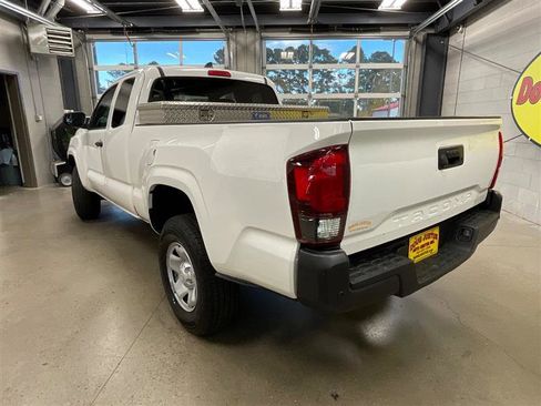 Used 2022 Toyota Tacoma SR image 3