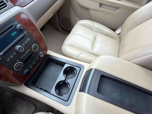 Used 2010 Chevrolet Suburban LT image 14