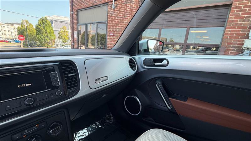 Used 2015 Volkswagen Beetle 1.8T Classic FWD image 28