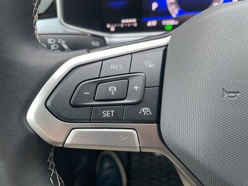 Certified 2025 Volkswagen Taos SE w/ Panoramic Sunroof Package image 16