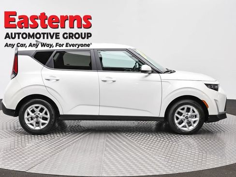 Used 2024 Kia Soul LX w/ Option Group 015 FWD image 4