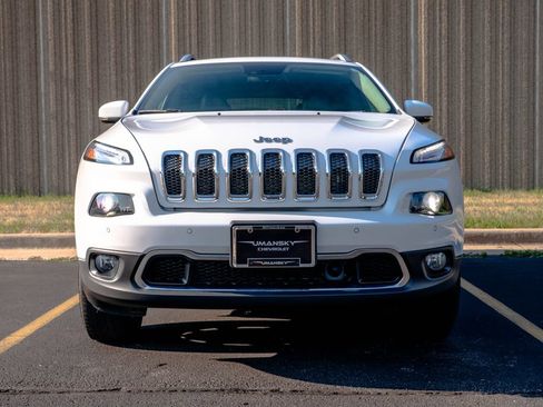 Used 2017 Jeep Cherokee Limited w/ Luxury Group AWD/4WD image 3