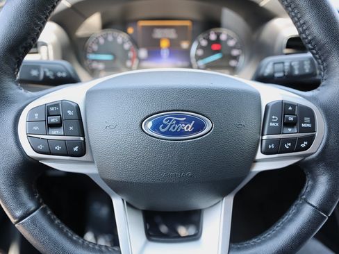 Used 2022 Ford Explorer XLT AWD/4WD image 38