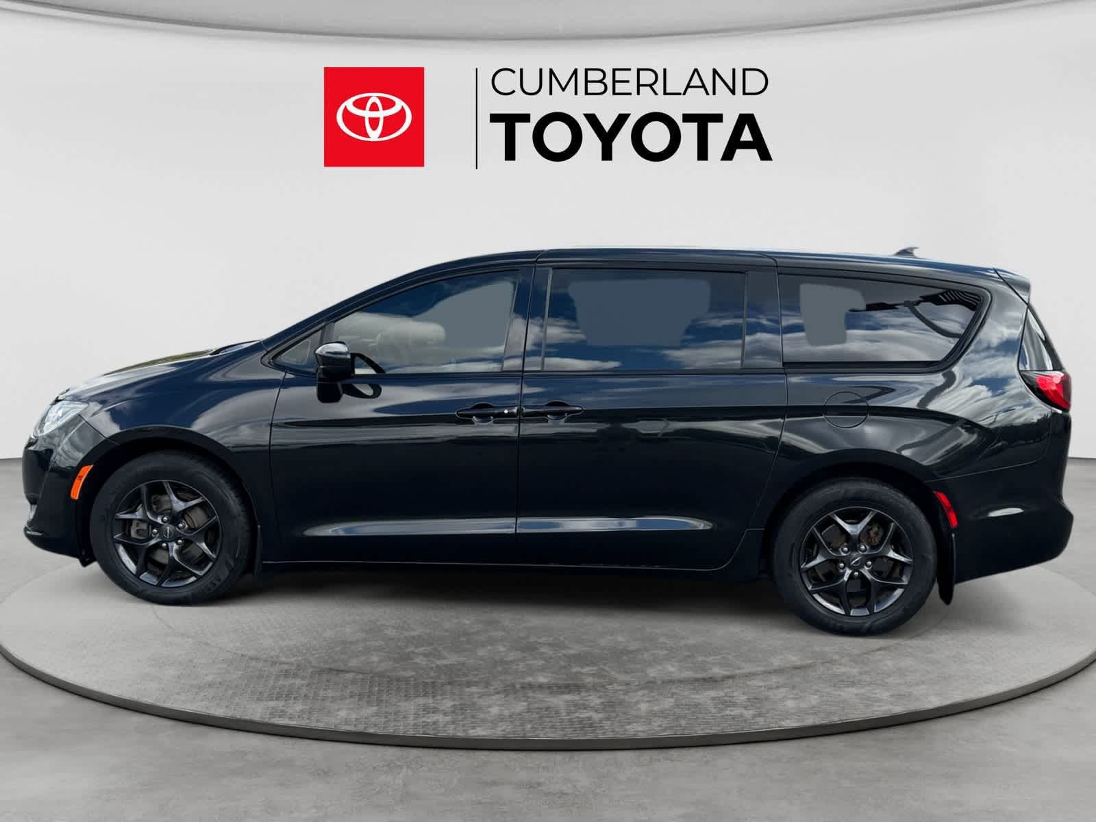 Used 2020 Chrysler Pacifica Touring w/ S Appearance Package FWD image 2