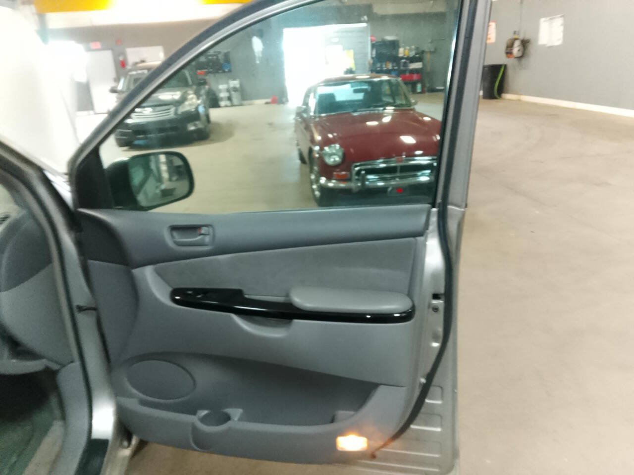 Used 2005 Toyota Sienna FWD image 24