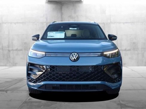 New 2025 Volkswagen Tiguan SE R-Line image 4