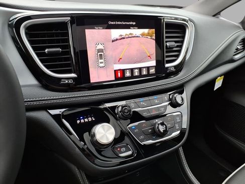 New 2026 Chrysler Pacifica Limited w/ Uconnect Theater Family Group image 28