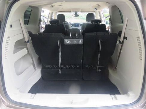 Used 2017 Chrysler Pacifica Touring FWD image 20