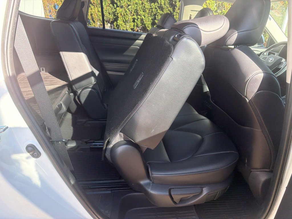 Used 2021 Toyota Highlander XLE AWD/4WD image 22