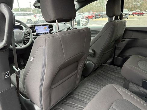 Used 2023 Chrysler Pacifica Touring image 21
