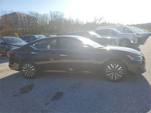 Used 2024 Nissan Altima 2.5 SV image 3