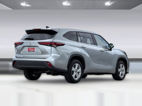 Used 2025 Toyota Highlander LE FWD image 8