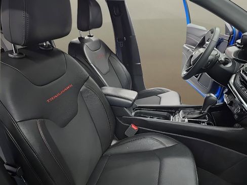 Used 2025 Jeep Compass Trailhawk image 20