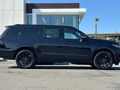 New 2026 Lincoln Navigator L Reserve w/ Jet Appearance Package AWD/4WD image 2