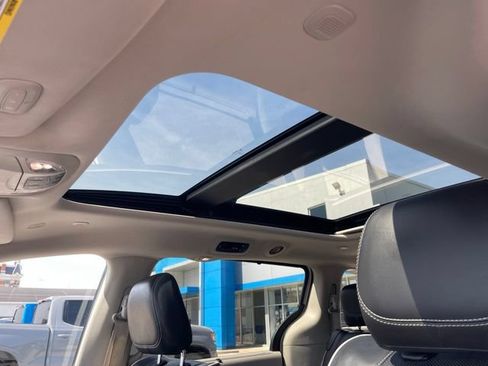 Used 2023 Chrysler Pacifica Limited FWD image 7