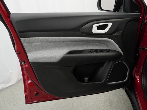 Certified 2025 Jeep Compass Latitude w/ Convenience Group image 35